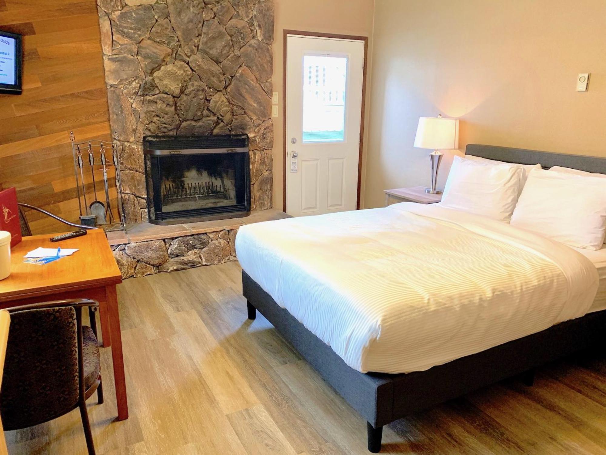 Queen Room,1524503734:JPEG